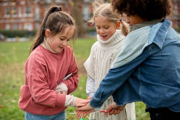 Jak rozwijać altruizm u dziecka w codziennym życiu?