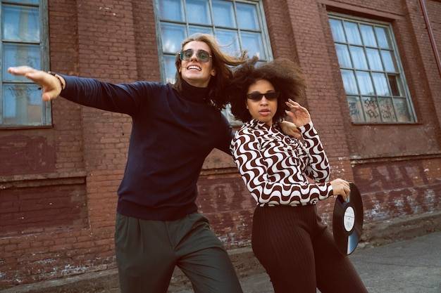 Jakie ubrania są teraz modne 2026 w codziennych stylizacjach?